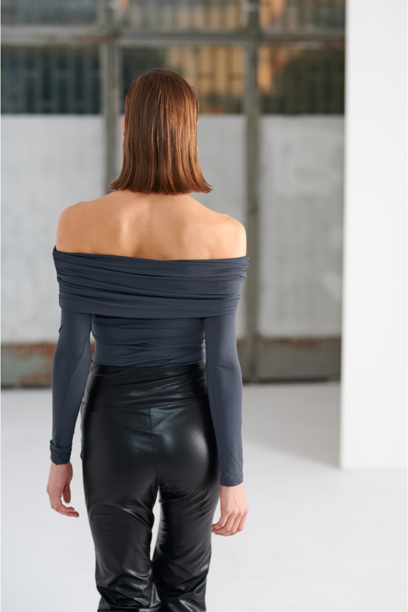 KONTH ΜΠΛΟΥΖΑ ME ΑΚΑΛΥΠΤΟΥΣ ΩΜΟΥΣ ΚΑΙ ΝΤΡΑΠΕ ΛΕΠΤΟΜΕΡΕΙΑ-24832221-202