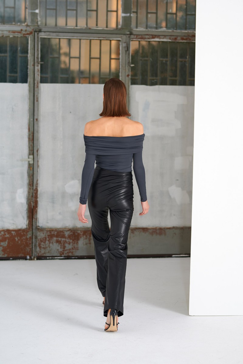 KONTH ΜΠΛΟΥΖΑ ME ΑΚΑΛΥΠΤΟΥΣ ΩΜΟΥΣ ΚΑΙ ΝΤΡΑΠΕ ΛΕΠΤΟΜΕΡΕΙΑ-24832221-202