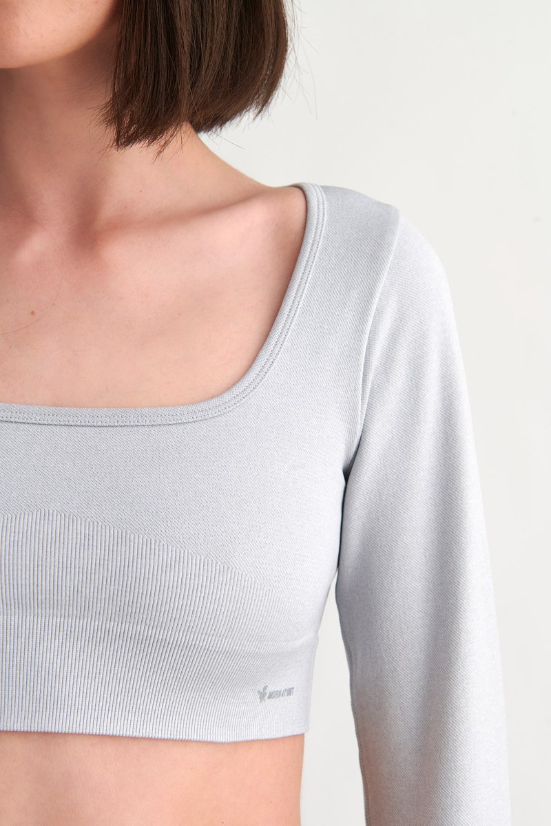 SEAMLESS ΑΘΛΗΤΙΚΗ ΚΟΝΤΗ ΜΠΛΟΥΖΑ ΜΕ ΛΕΠΤΟΜΕΡΕΙΑ ΣΤΟΥΣ ΑΝΤΙΧΕΙΡΕΣ-24848064-102