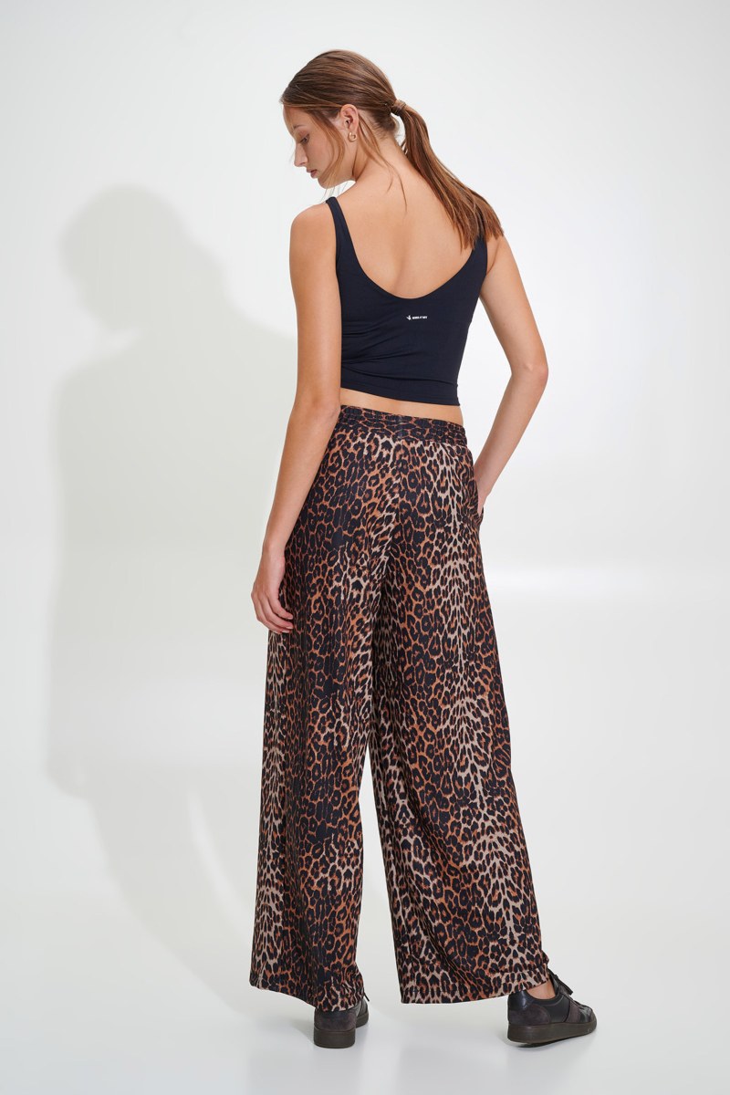 FLARED ΨΗΛΟΜΕΣΟ ΑΘΛΗΤΙΚΟ ΠΑΝΤΕΛΟΝΙ ΜΕ ΛΕΟΠΑΡ ΤΥΠΩΜΑ ΚΑΙ ΠΙΕΤΕΣ-24861110-301
