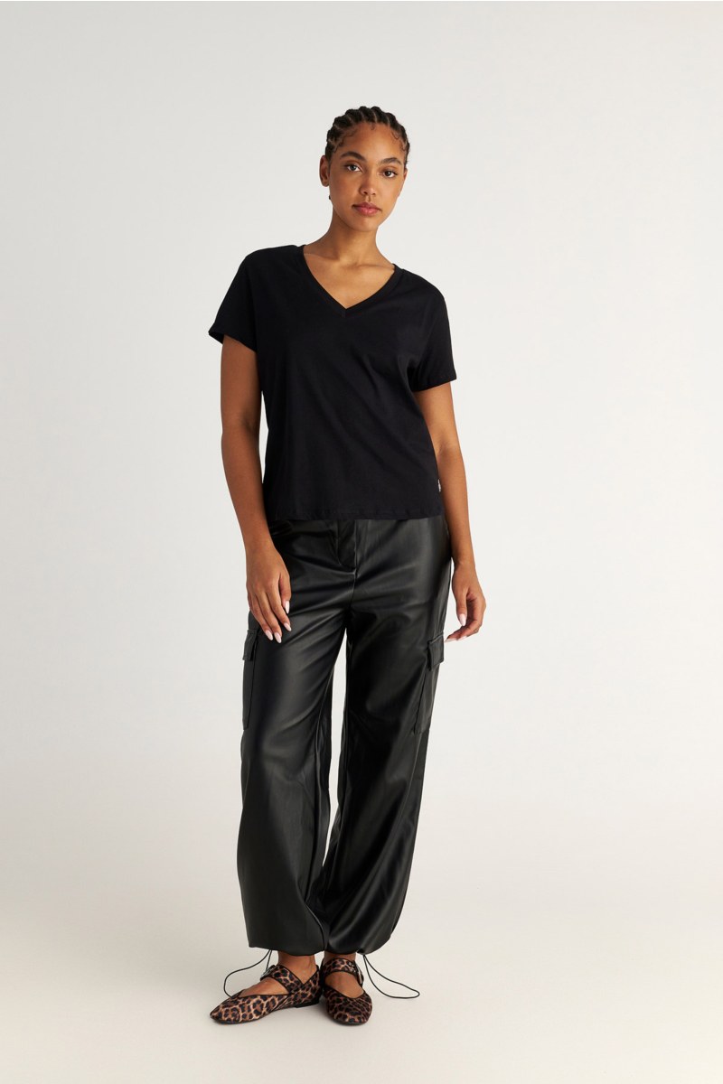 BASIC ΜΠΛΟΥΖΑ ΜΕ 'V' ΛΑΙΜΟΚΟΨΗ ΑΠΟ ΟΡΓΑΝΙΚΟ ΒΑΜΒΑΚΙ-25832051-110