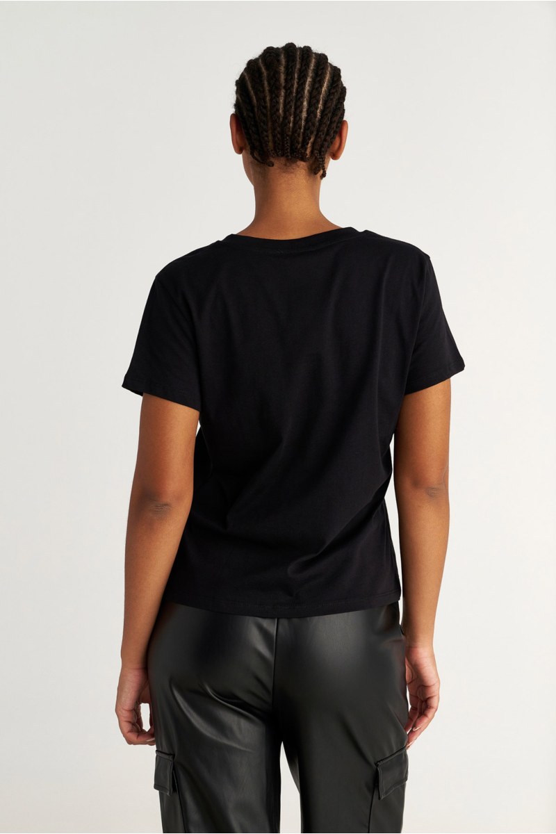 BASIC ΜΠΛΟΥΖΑ ΜΕ 'V' ΛΑΙΜΟΚΟΨΗ ΑΠΟ ΟΡΓΑΝΙΚΟ ΒΑΜΒΑΚΙ-25832051-110