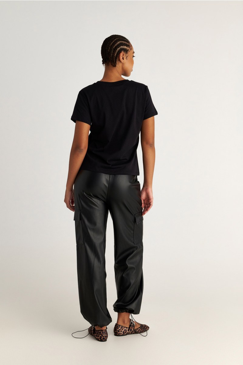 BASIC ΜΠΛΟΥΖΑ ΜΕ 'V' ΛΑΙΜΟΚΟΨΗ ΑΠΟ ΟΡΓΑΝΙΚΟ ΒΑΜΒΑΚΙ-25832051-110