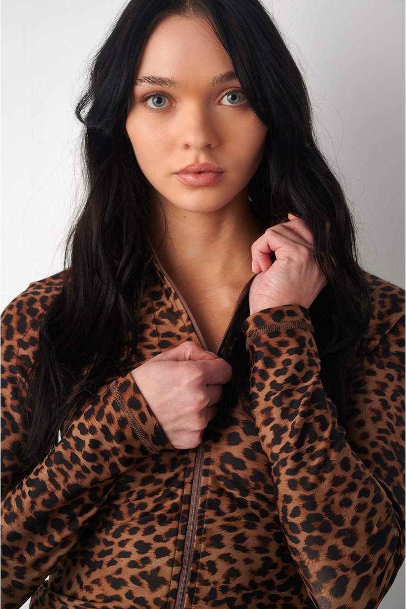 ΜΑΚΡΥΜΑΝΙΚΗ ΑΘΛΗΤΙΚΗ ΖΑΚΕΤΑ ΣΕ ΣΤΕΝΗ ΓΡΑΜΜΗ ΜΕ ΛΕΟΠΑΡ ΤΥΠΩΜΑ-25843031-208