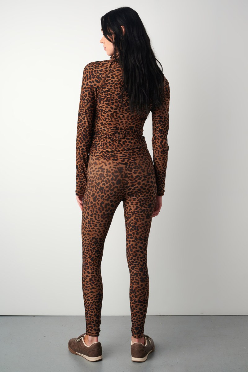 ΜΑΚΡΥΜΑΝΙΚΗ ΑΘΛΗΤΙΚΗ ΖΑΚΕΤΑ ΣΕ ΣΤΕΝΗ ΓΡΑΜΜΗ ΜΕ ΛΕΟΠΑΡ ΤΥΠΩΜΑ-25843031-208