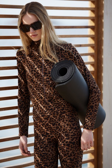 ΜΑΚΡΥΜΑΝΙΚΗ ΑΘΛΗΤΙΚΗ ΖΑΚΕΤΑ ΣΕ ΣΤΕΝΗ ΓΡΑΜΜΗ ΜΕ ΛΕΟΠΑΡ ΤΥΠΩΜΑ-25843031-208