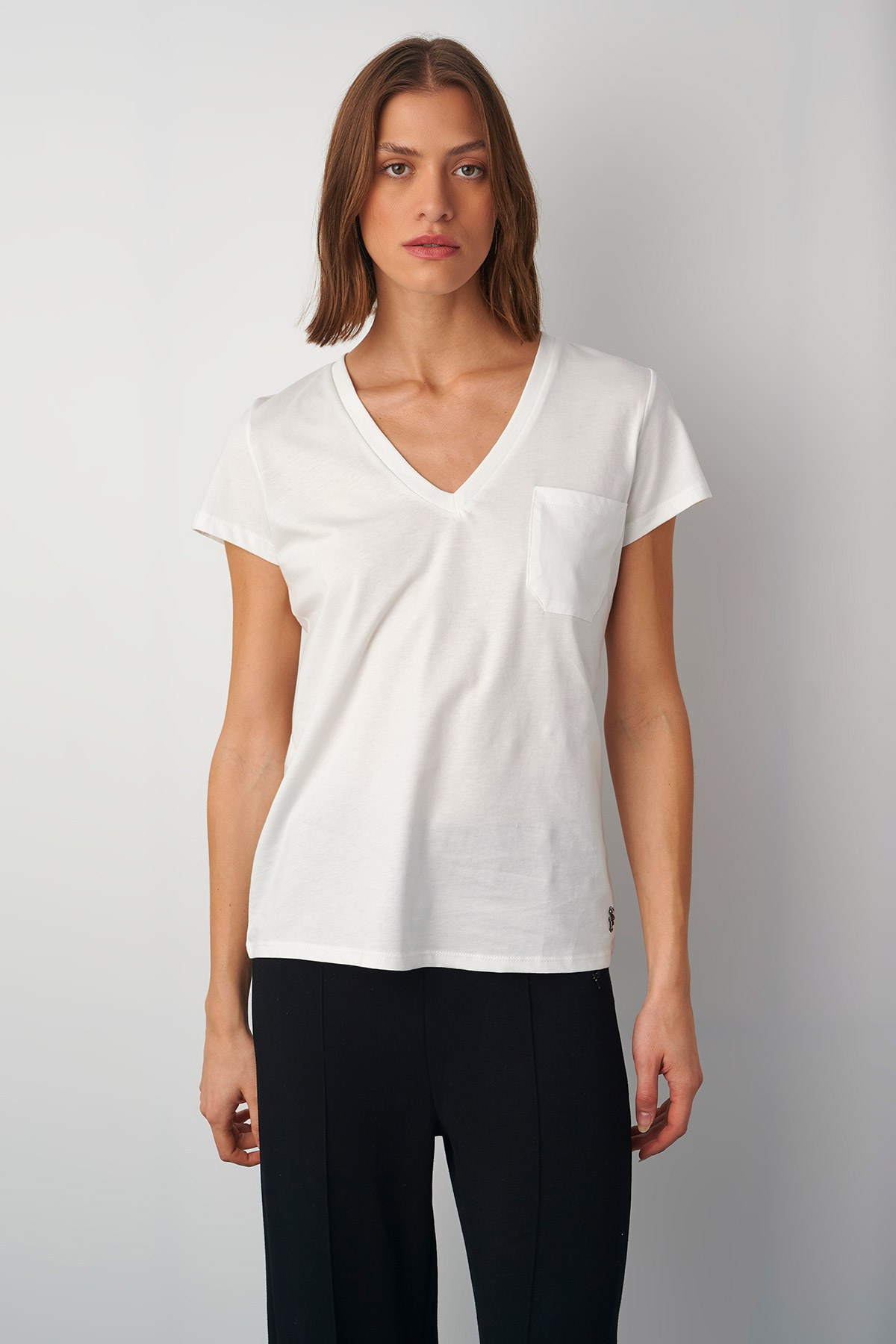 BASIC ΜΠΛΟΥΖΑ ΜΕ 'V' ΛΑΙΜΟΚΟΨΗ ΑΠΟ ΟΡΓΑΝΙΚΟ ΒΑΜΒΑΚΙ