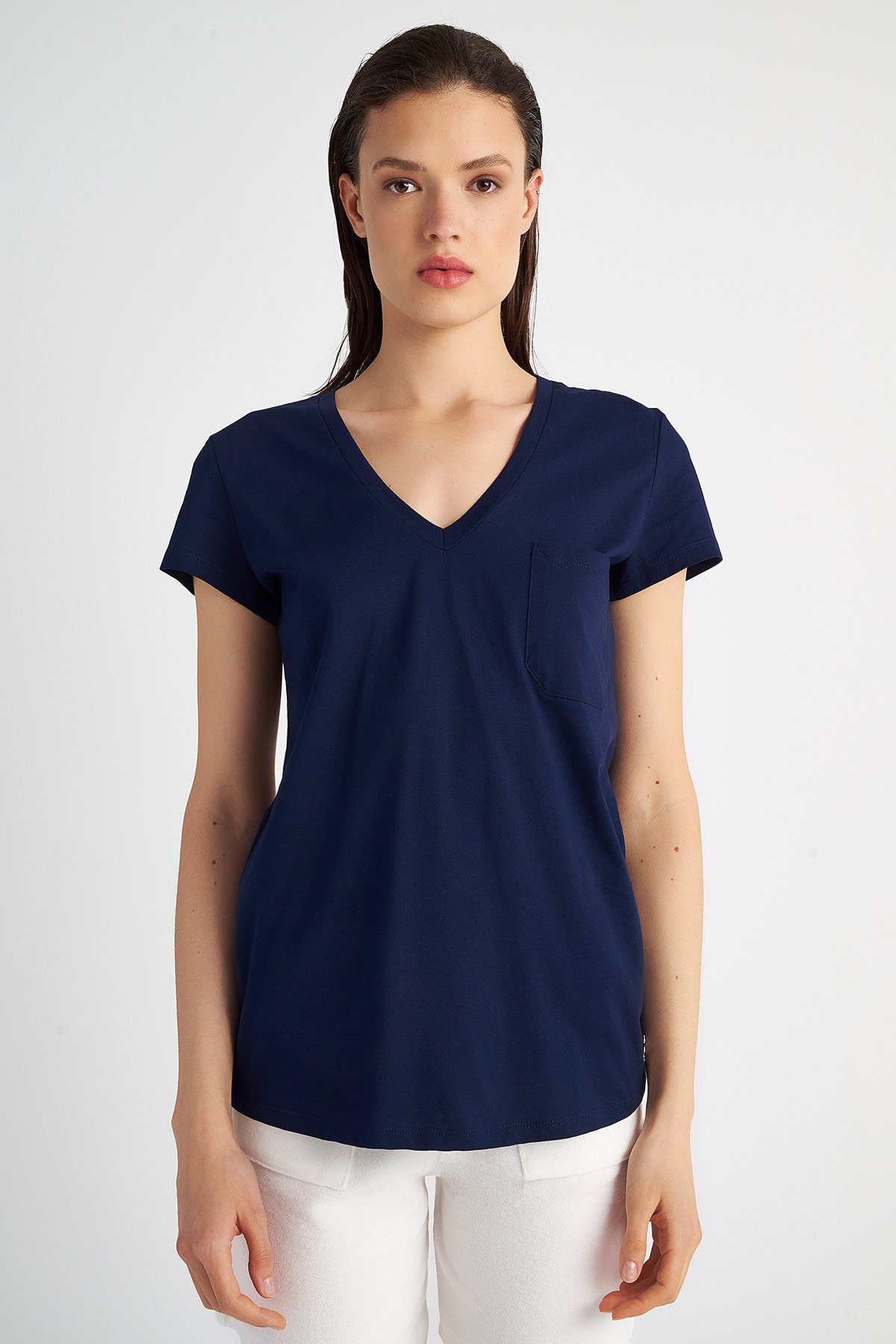 BASIC ΜΠΛΟΥΖΑ ΜΕ 'V' ΛΑΙΜΟΚΟΨΗ ΑΠΟ ΟΡΓΑΝΙΚΟ ΒΑΜΒΑΚΙ