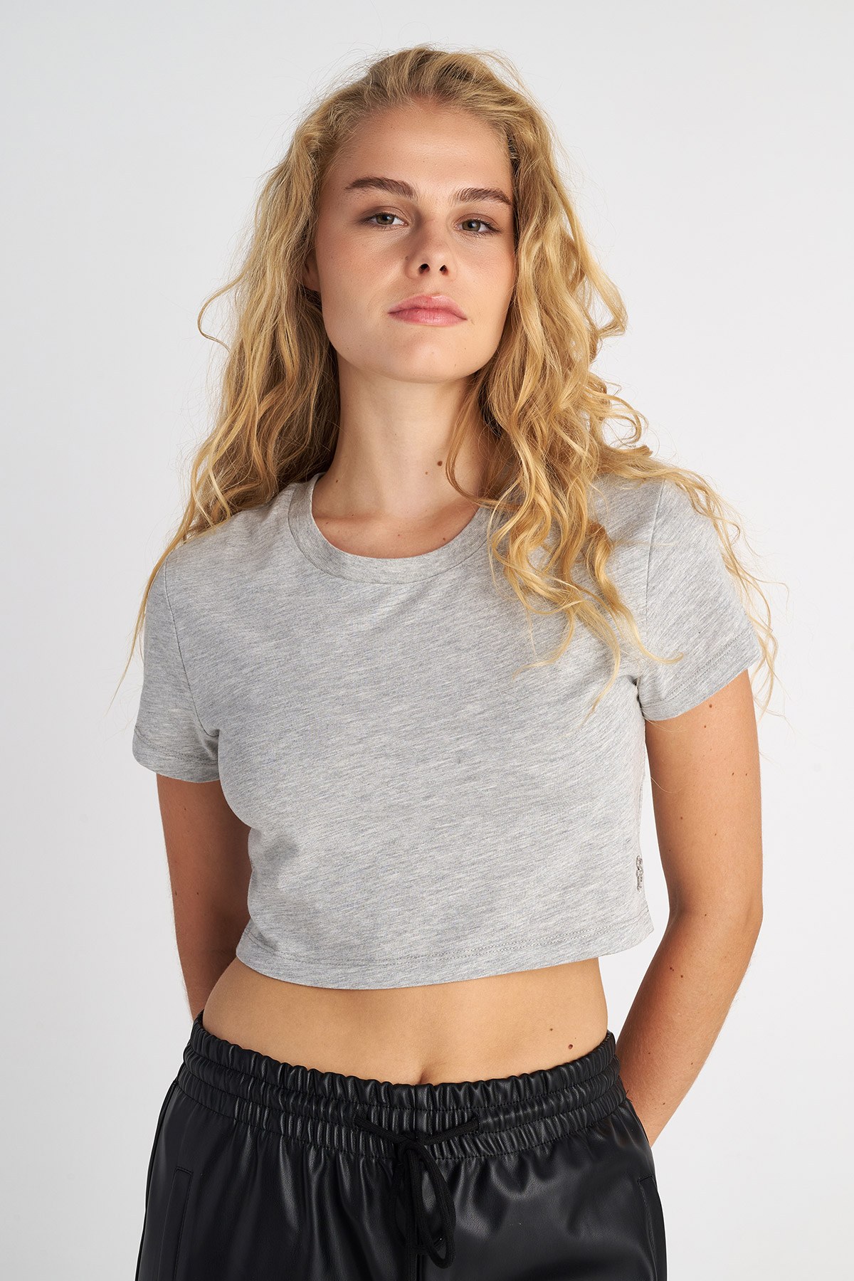 ΚΟΝΤΗ ΒΑΜΒΑΚΕΡΗ ΚΟΝΤΟΜΑΝΙΚΗ ΜΠΛΟΥΖΑ