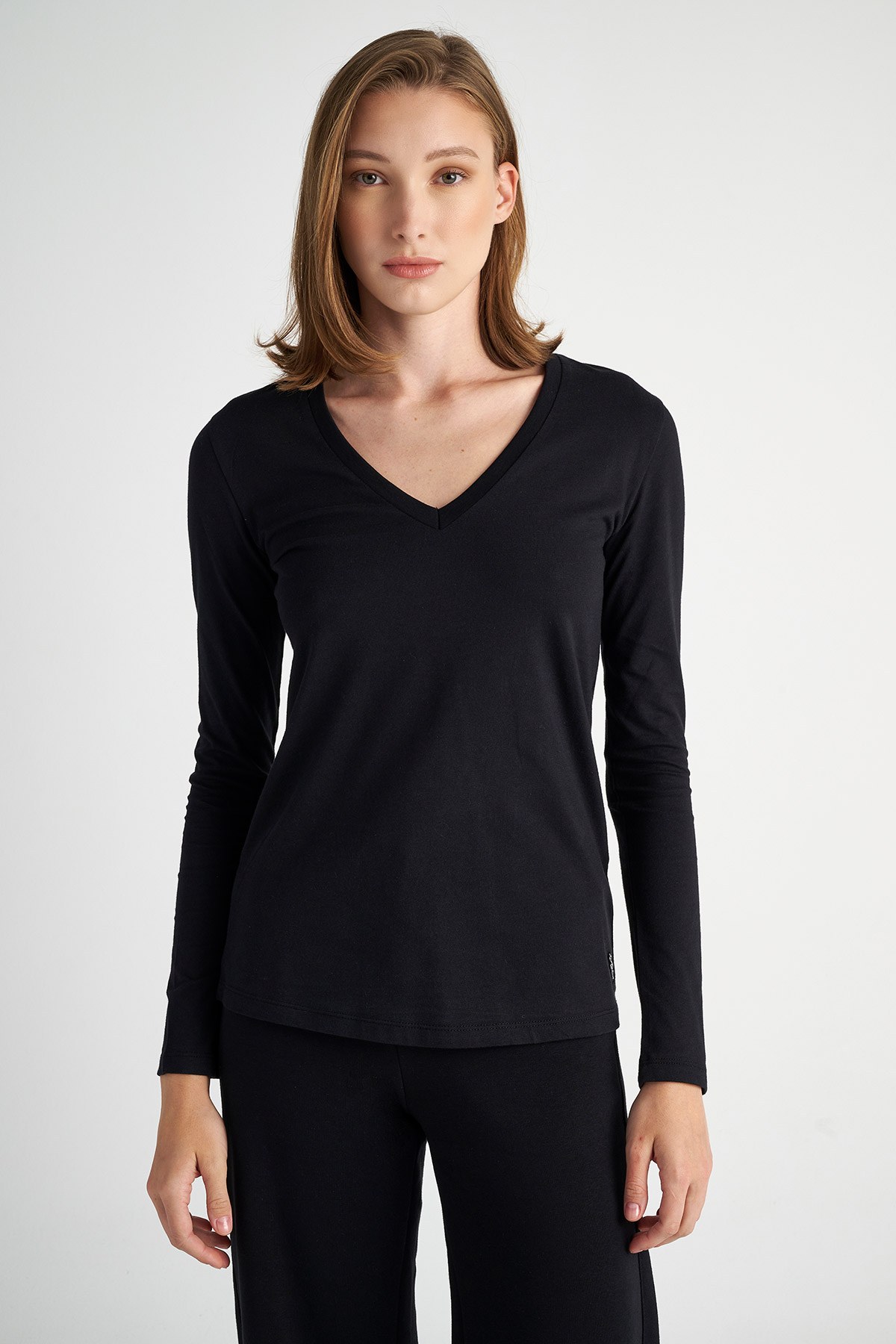 ΒΑΜΒΑΚΕΡΗ BASIC ΜΠΛΟΥΖΑ ΜΕ 'V' ΛΑΙΜΟΚΟΨΗ