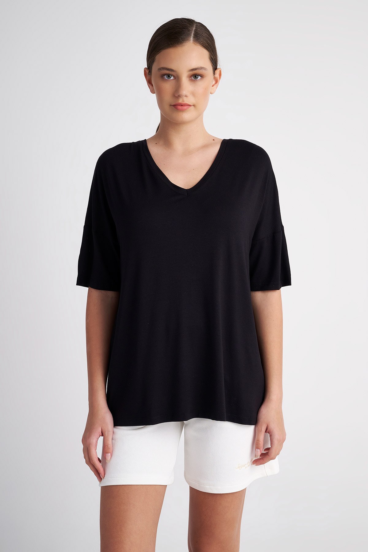 BASIC ΜΠΛΟΥΖΑ ΜΕ 'V' ΛΑΙΜΟΚΟΨΗ