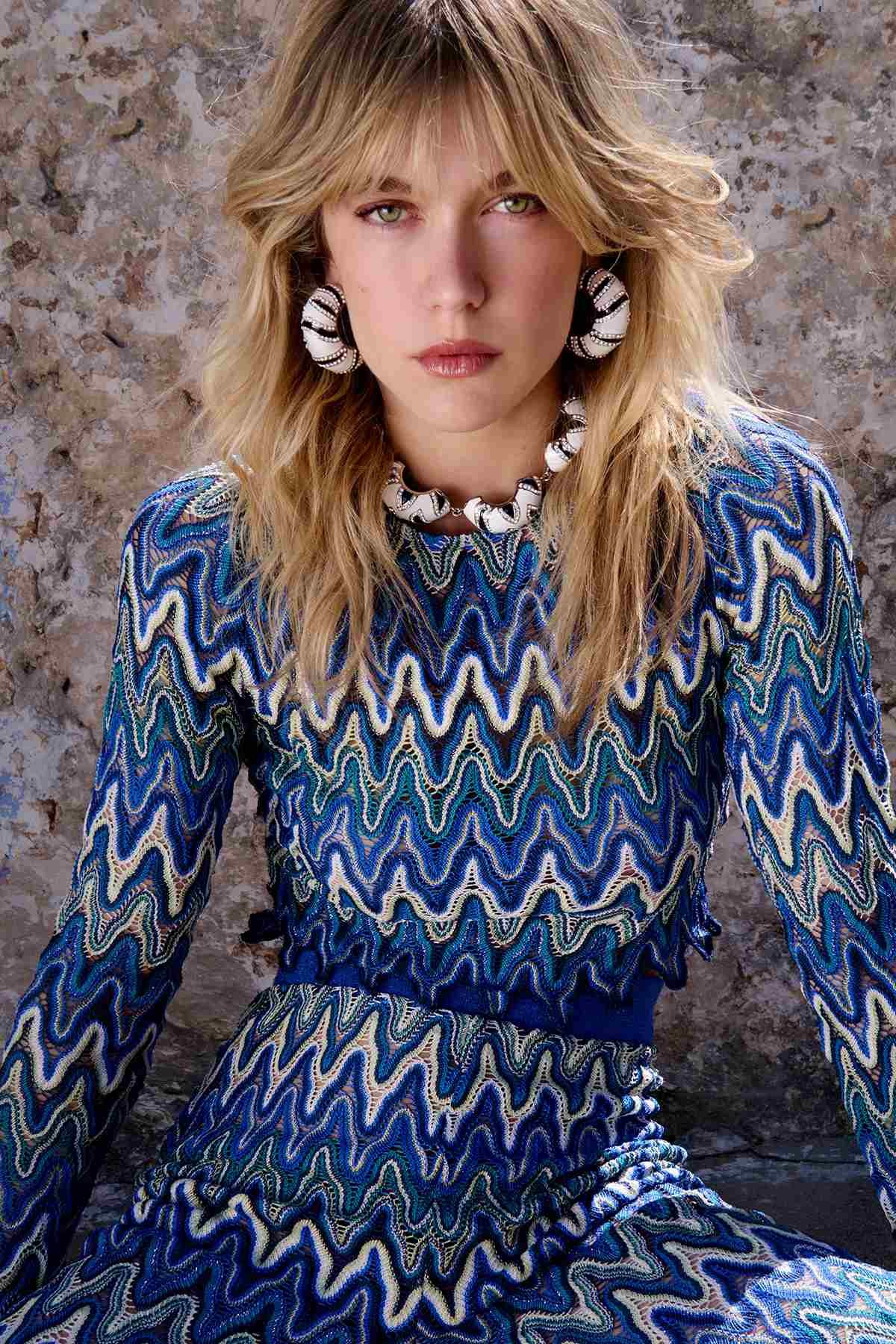 Η Κλέλια με πλεκτό μπλε καλοκαιρινό σετ sugarfree