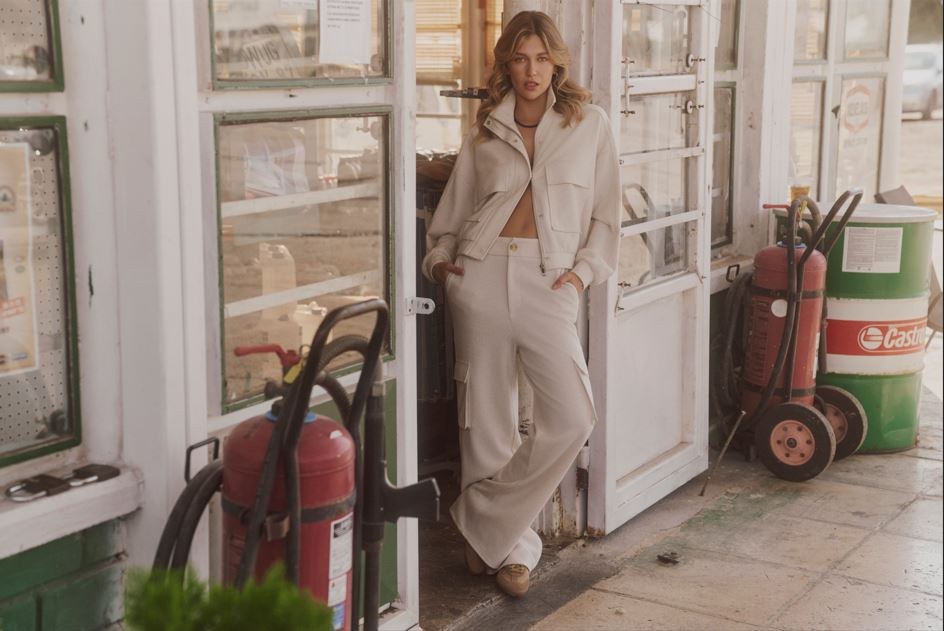 Η Κλέλια Ανδριολάτου με κοτλέ παντελόνι και κοτλέ ζακέτα της Sugarfree